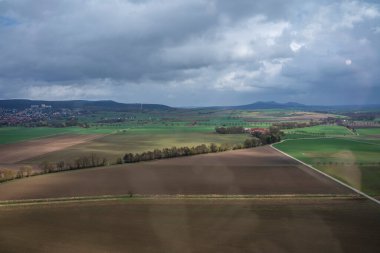 Tarlaları ve bulutları olan kırsal bir arazinin havadan görünüşü