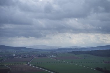 Bulutlu Gökyüzü ve Rolling Hills Kırsal Arazi Üzerinde