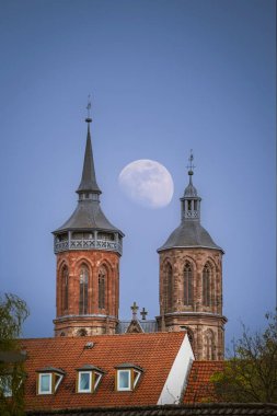 Ortaçağ St. John Kilisesi 'nin üzerinde Ay Doğuşu Goettingen, Almanya