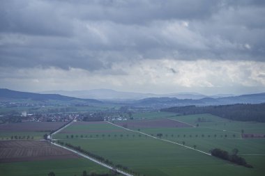 Bulutlu Gök Altında Manzaralı Kırsal Manzara