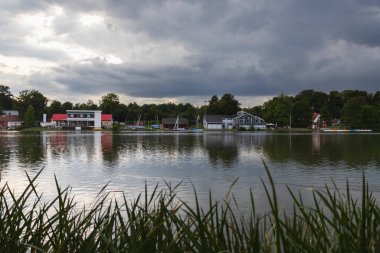 Gök Gürleyen Fırtınalı Gökyüzü Altındaki Lakeside Binaları, Almanya