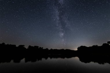 Gece Gökyüzü Samanyolu Gölü Üzerinde Yansıyan Yıldızlar