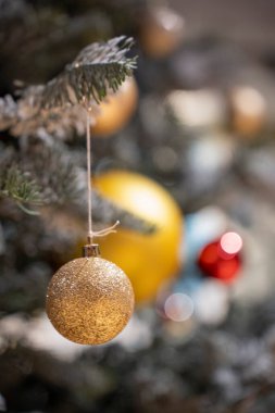 Ağaçtaki Altın Noel Süsü