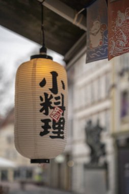 Eski Avrupa Kasabasında Geleneksel Japon Restoran Feneri