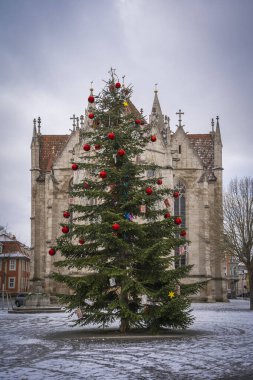 Kilise önünde Noel ağacı