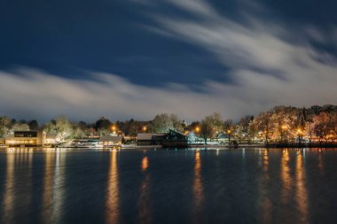 Aydınlatılmış Binalar ve Yansımalarla Gece Gölü Sahnesi