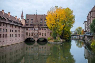 Nuremberg, Almanya 'da Weinstadel ve Pegnitz Nehri