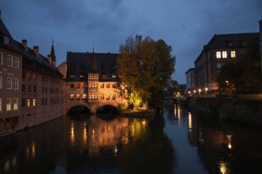 Pegnitz Nehri boyunca Nuremberg 'in Gece Görüşü