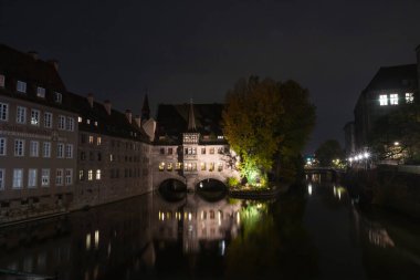 Nuremberg, Almanya 'da bir gece sahnesi, tarihsel mimarisini ve yansımalarını vurguluyor