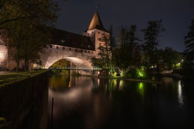 Almanya 'nın Nuremberg kentindeki tarihi bir şatonun gece görüşü