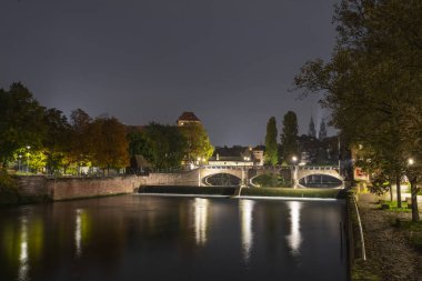 Almanya 'nın Nuremberg kentindeki bir köprü ve nehrin gece görüşü