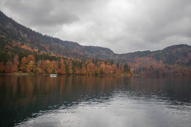 Sonbahar gölü ve dağ manzarası Bulutlu bir gökyüzünün altında