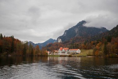 Göl manzaralı binalar, Neuschwanstein şatosu ve dağları