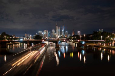Frankfurt 'un gece görüşü. Şehir ışıkları nehri yansıtıyor.