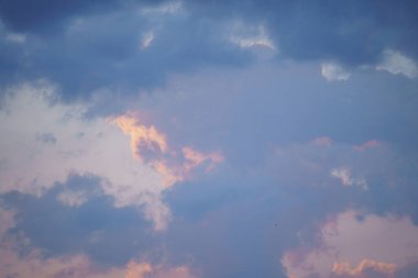 Güzel bir günbatımında Bulutlu Gökyüzü