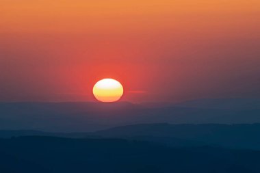 Almanya 'daki Harz dağının tepesinde gün batımı