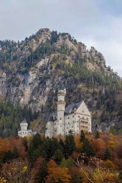 Bavyera Dağlarındaki Neuschwanstein Şatosu