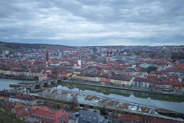 Wuerzburg, Almanya 'nın panoramik manzarası, Ana Nehir ve tarihi bir köprü