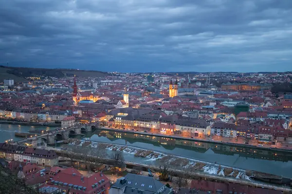 Wuerzburg, Almanya manzarası, Ana Nehir ve tarihi bir köprü