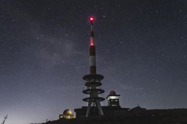 Almanya 'da Yıldızlı Gece Gökyüzü Harzı Altında İletişim Kulesi