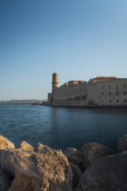 Sarmaşık kaplı duvarları ve sakin kırsal kesimde kulesi olan Büyük Jardin Şatosu.