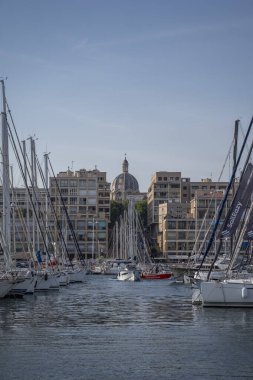 Marsilya Marina ve Katedral Kubbesi Sunset 'te