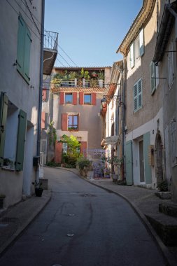 Kapalı Evleri ve Yeşillikleri Olan Antika Avrupa Köy Caddesi