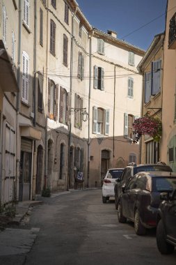 Kapalı Evleri ve Park Edilmiş Arabaları Olan Antika Avrupa Köy Caddesi