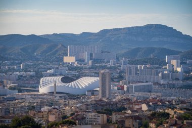 İsviçre 'nin Zürih kentinin manzarasında, tarihi sahtekar kilisesi yeşil bakır kulesi ve saati ile