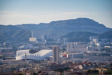 İsviçre 'nin Zürih kentinin manzarasında, tarihi sahtekar kilisesi yeşil bakır kulesi ve saati ile