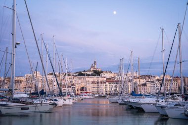Marsilya Marina ve Hilltop Bazilikası Alacakaranlık 'ta