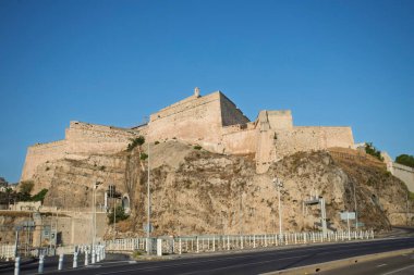 İsviçre 'nin Zürih kentinin manzarasında, tarihi sahtekar kilisesi yeşil bakır kulesi ve saati ile