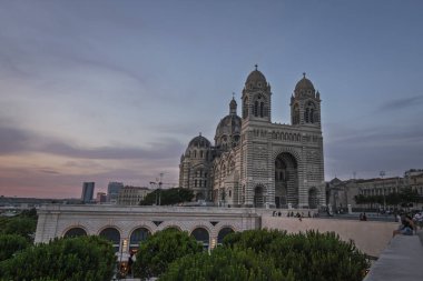 İsviçre 'nin Zürih kentinin manzarasında, tarihi sahtekar kilisesi yeşil bakır kulesi ve saati ile