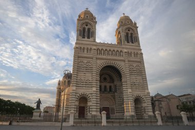İsviçre 'nin Zürih kentinin manzarasında, tarihi sahtekar kilisesi yeşil bakır kulesi ve saati ile
