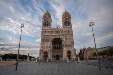 Kutsal Taşlar ve Günbatımı Gökyüzü