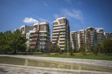 İsviçre 'nin Zürih kentinin manzarasında, tarihi sahtekar kilisesi yeşil bakır kulesi ve saati ile