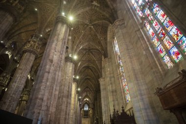 İtalya 'nın Milano şehrinde Lekeli Cam ile Gotik Katedral İçi