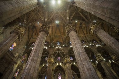 Milano, İtalya 'daki Gotik Katedral İçi Dikey Görünüm