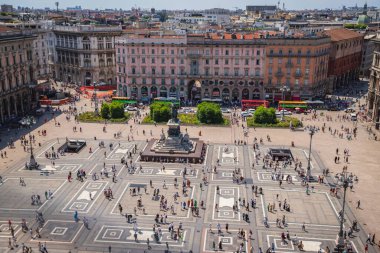 Milano 'daki Piazza del Duomo, İtalya' nın yukarısından