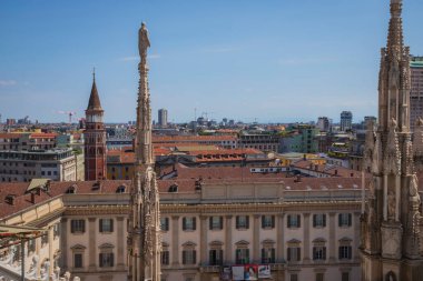 Duomo Katedrali 'nden Gotik Kulelerle Milano' nun Panoramik Manzarası