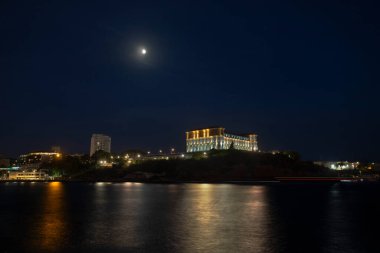 İsviçre 'nin Zürih kentinin manzarasında, tarihi sahtekar kilisesi yeşil bakır kulesi ve saati ile