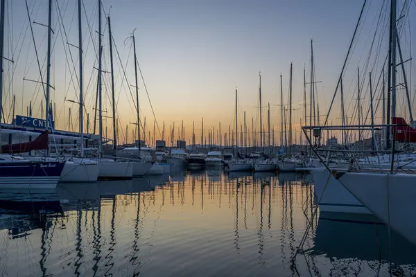 İsviçre 'nin Zürih kentinin manzarasında, tarihi sahtekar kilisesi yeşil bakır kulesi ve saati ile