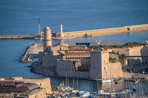 Marsilya 'da sahil kalesi ve liman