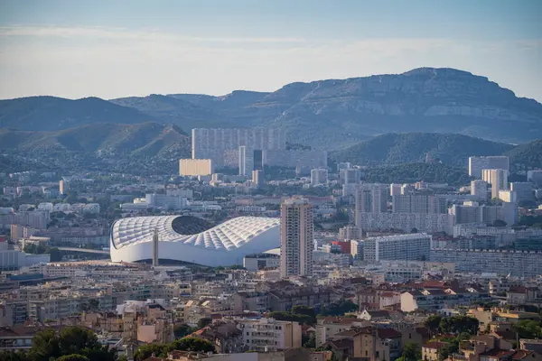 İsviçre 'nin Zürih kentinin manzarasında, tarihi sahtekar kilisesi yeşil bakır kulesi ve saati ile