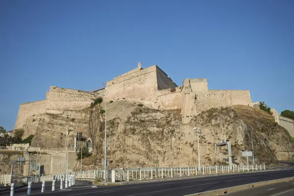 İsviçre 'nin Zürih kentinin manzarasında, tarihi sahtekar kilisesi yeşil bakır kulesi ve saati ile