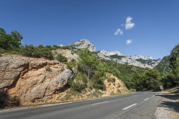 İsviçre 'nin Zürih kentinin manzarasında, tarihi sahtekar kilisesi yeşil bakır kulesi ve saati ile