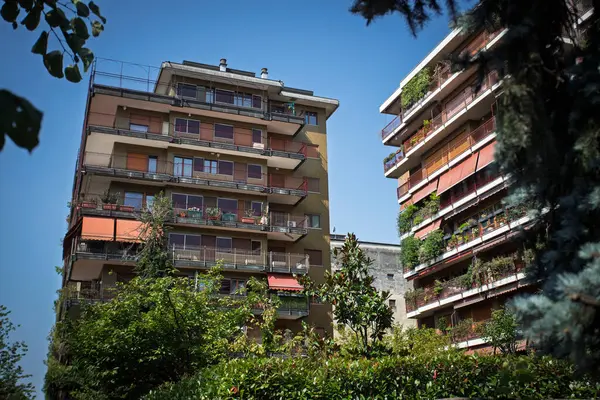 İsviçre 'nin Zürih kentinin manzarasında, tarihi sahtekar kilisesi yeşil bakır kulesi ve saati ile