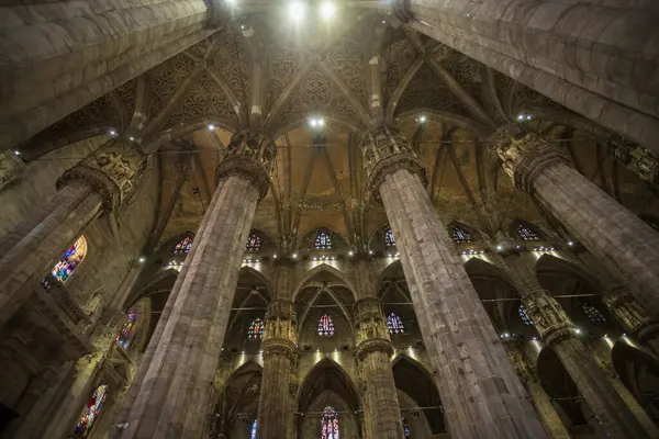 Milano, İtalya 'daki Gotik Katedral İçi Dikey Görünüm