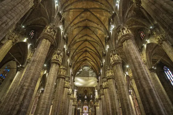 Milano Katedrali 'nde Lekeli Cam ve Taş Kolonlar