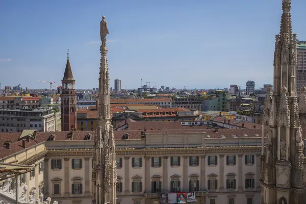Duomo Katedrali 'nden Gotik Kulelerle Milano' nun Panoramik Manzarası